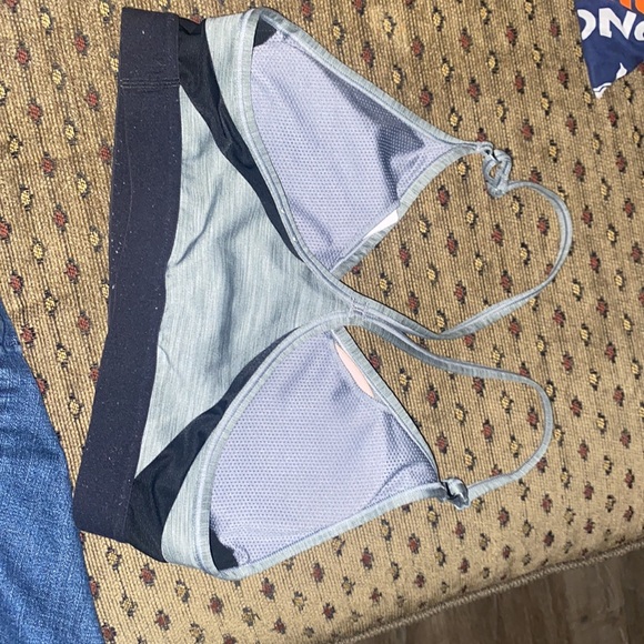 Small Nike bra - Picture 2 of 2